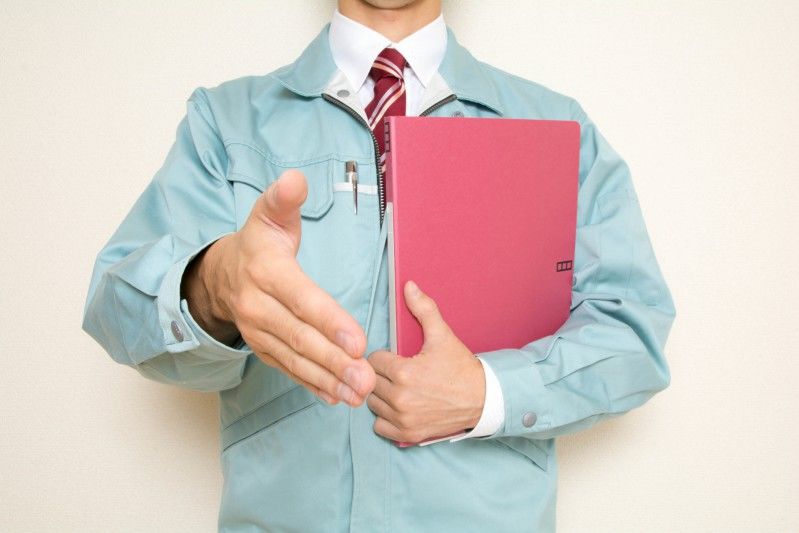 頼りになる作業着の男性