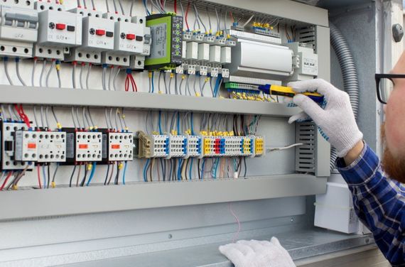 電気の配電盤作業