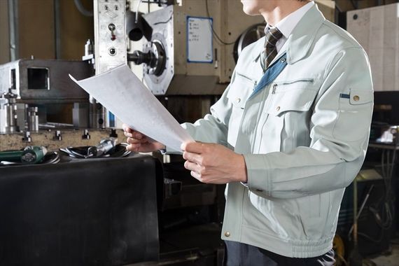 作業するスタッフ