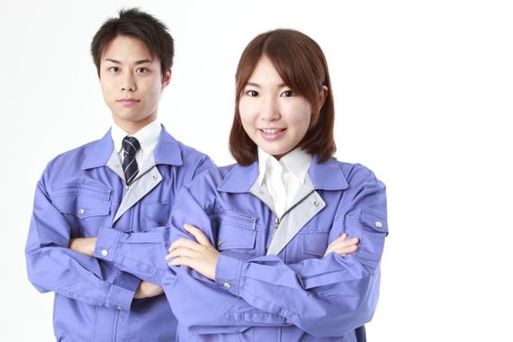 笑顔で腕組む男女